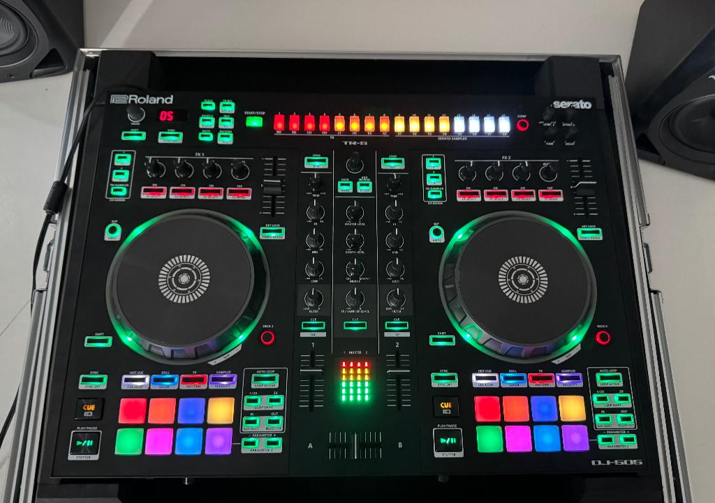 DJ Controller - Roland DJ 505 in flightcase - Serato, Ophalen of Verzenden, Zo goed als nieuw, Dj-set, Overige merken