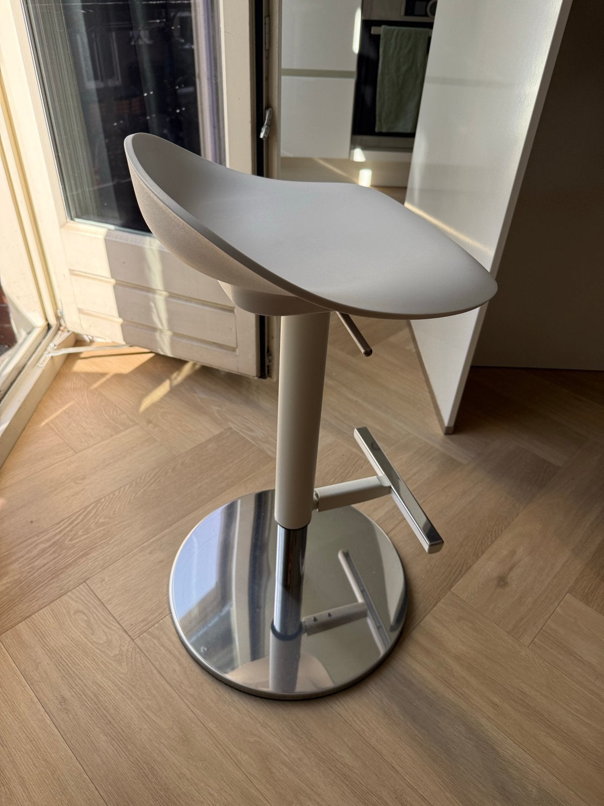 2x IKEA JANINGE bar stool - White, adjustable, Huis en Inrichting, Barkrukken, Gebruikt, 90 cm of meer, Kunststof, 1 kruk, In hoogte verstelbaar