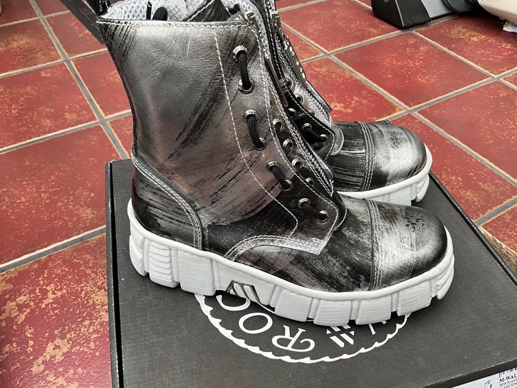 New Rock Kleur zilver/grijs Maat 40 unisex in originele doos, Kleding | Dames, Schoenen, Nieuw, Ophalen of Verzenden, Sneakers of Gympen