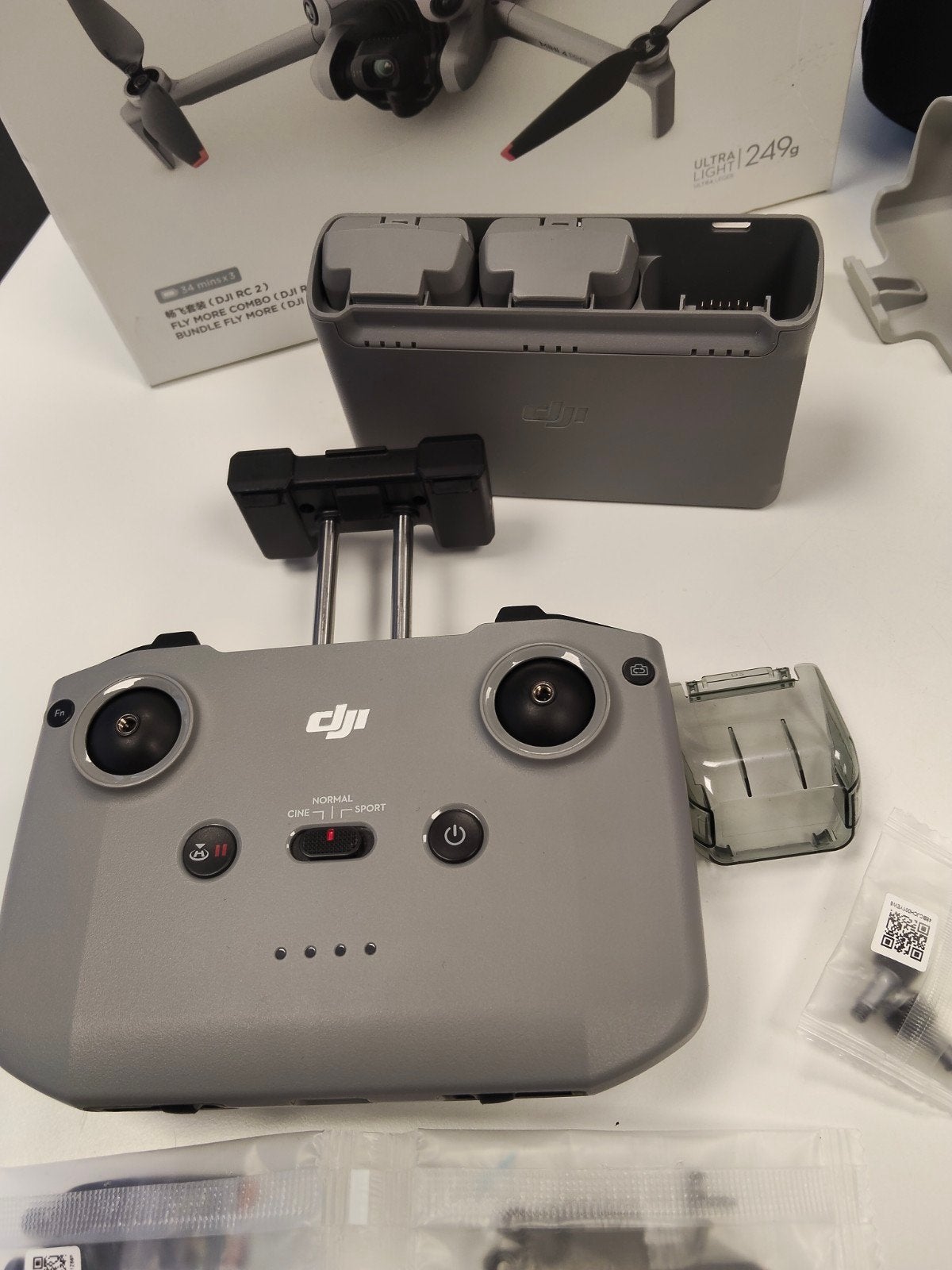 CONTROLLER EN BATTERIJEN VOOR DE  DJI MINI PRO 4 EN DE MAVIC, Ophalen, DJI