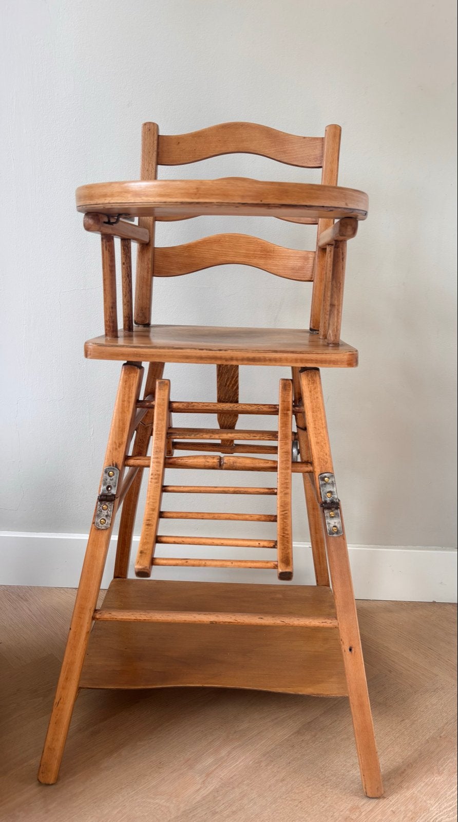 Vintage houten kinderstoel, Kinderen en Baby's, Kinderstoelen, Ophalen, Gebruikt, Meegroeistoel, Afneembaar eetblad