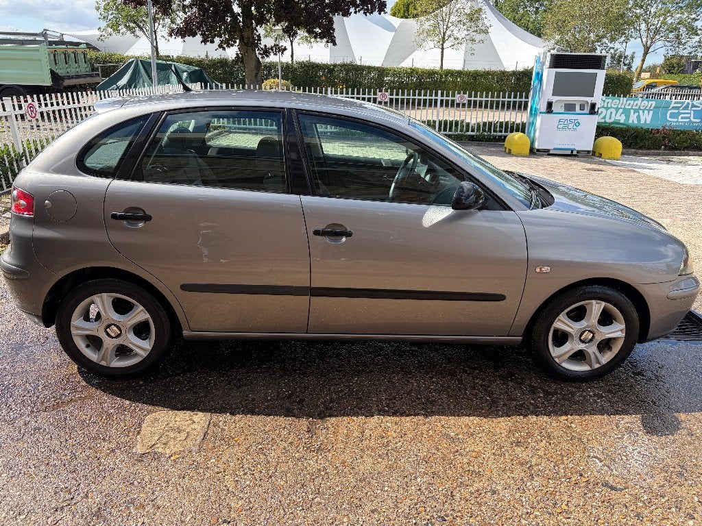 Seat Ibiza 1.4 16V 55KW 2004 Grijs, Auto's, Voorwielaandrijving, Ibiza, Origineel Nederlands, Handgeschakeld