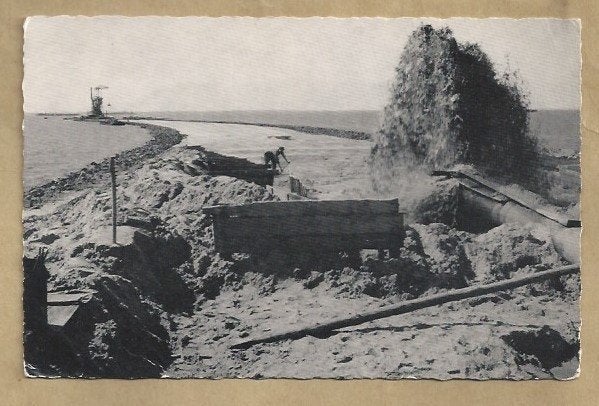 Oude ansichtkaart: Dijkbouw Flevoland, opspuiten zandlichaam, Ophalen of Verzenden, 1940 tot 1960, Gelopen, Flevoland