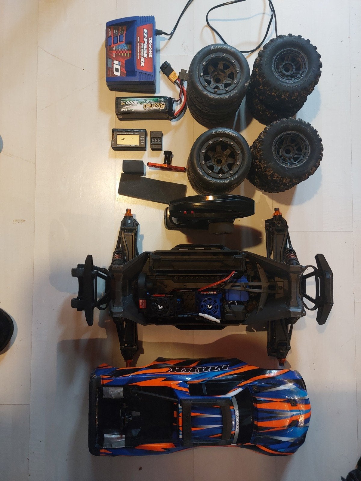 MOET WEG Traxxa Maxx V2 met upgrades, accu,lader en extra's, Elektro, Auto offroad, Ophalen of Verzenden, Zo goed als nieuw