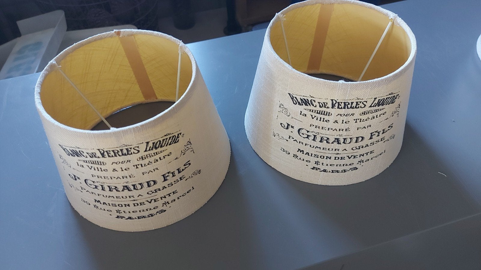 Set van 2 Vintage Lampenkappen met Franse Tekst, Ophalen of Verzenden, Zo goed als nieuw, Beige, Rond
