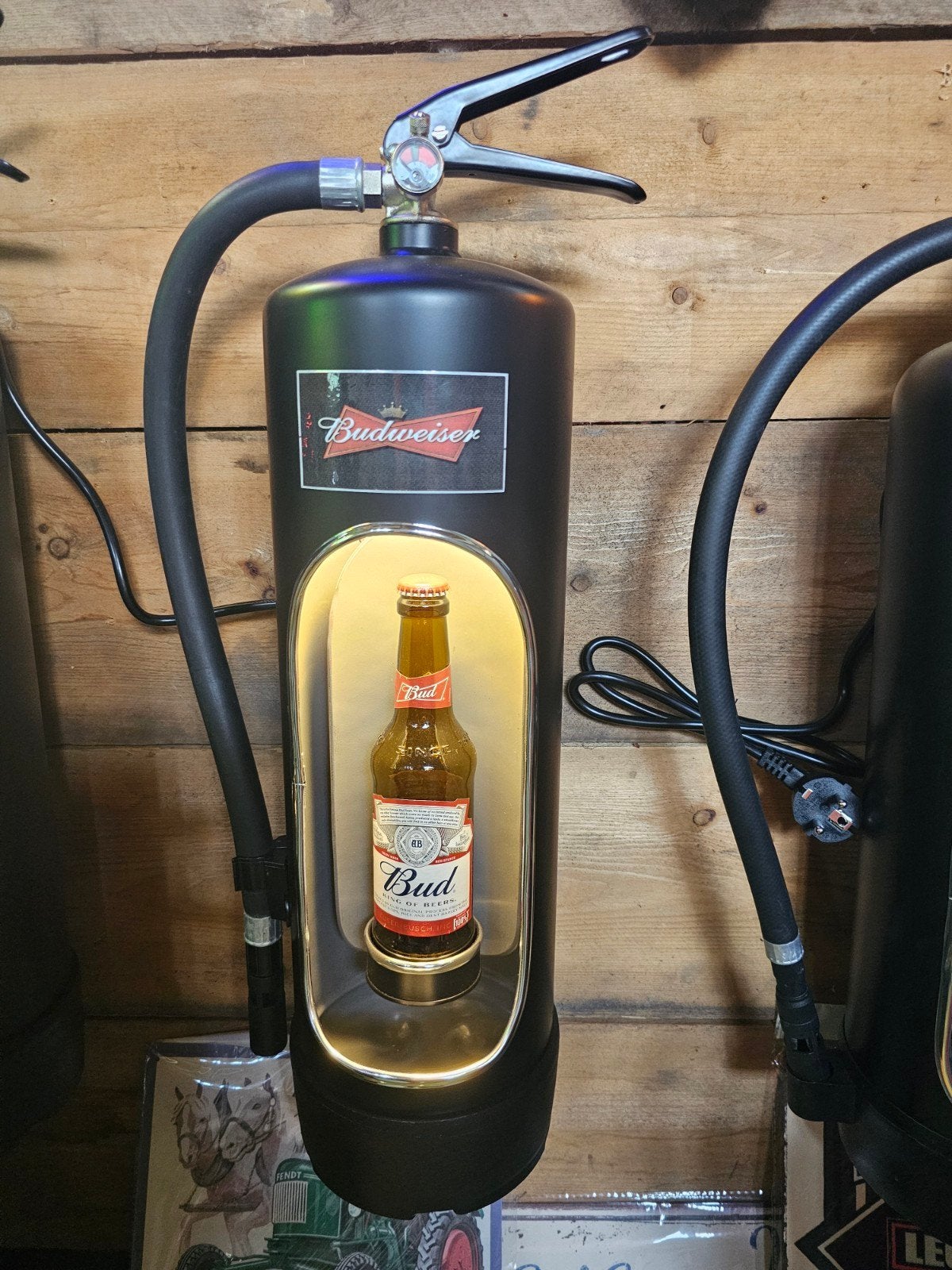 Mooie BUDWEISER brandblusser met ledverlichting, Ophalen of Verzenden, Nieuw, Reclamebord, Plaat of Schild, Overige merken