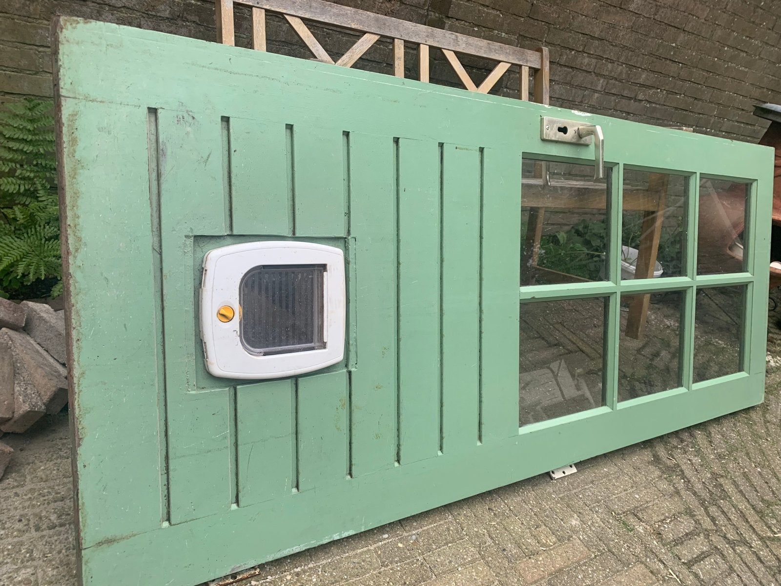 Groene hardhouten deur met kattenluik en glas, Ophalen, Gebruikt, 80 tot 100 cm, Buitendeur