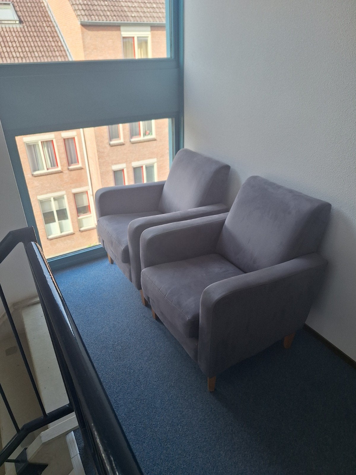 Gratis twee comfortabele fluweel stof grijze fauteuils, Ophalen, Twee, Zo goed als nieuw, Modern