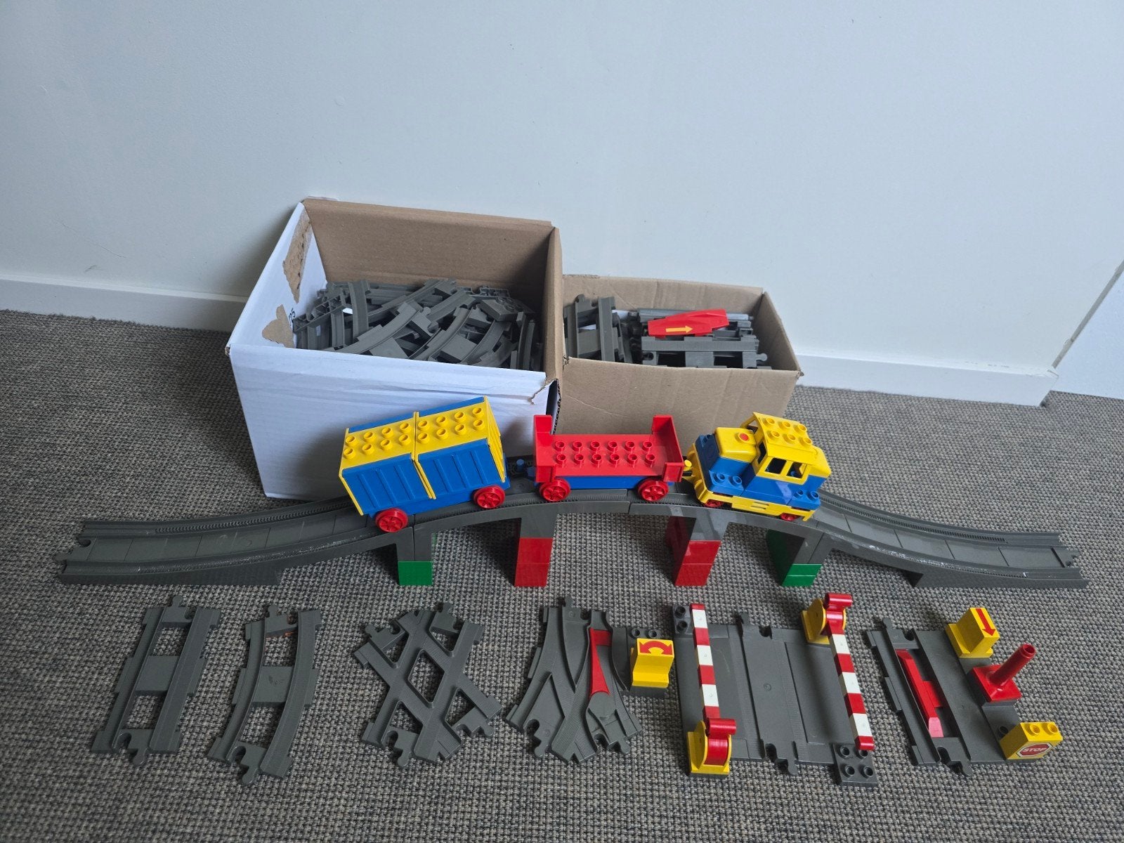 Duplo Trein Locomotief met 2 Wagons en Uitgebreide Railsset, Ophalen of Verzenden, Zo goed als nieuw, Duplo