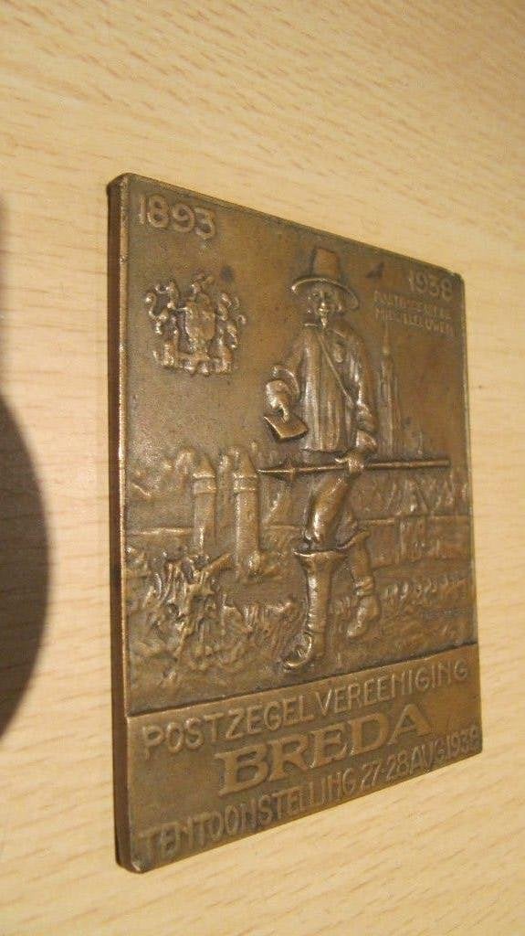 PLANQUETTE POSTZEGELVEREENIGING BREDA AUG1893- 1938 ZIE INFO, Ophalen of Verzenden, Brons