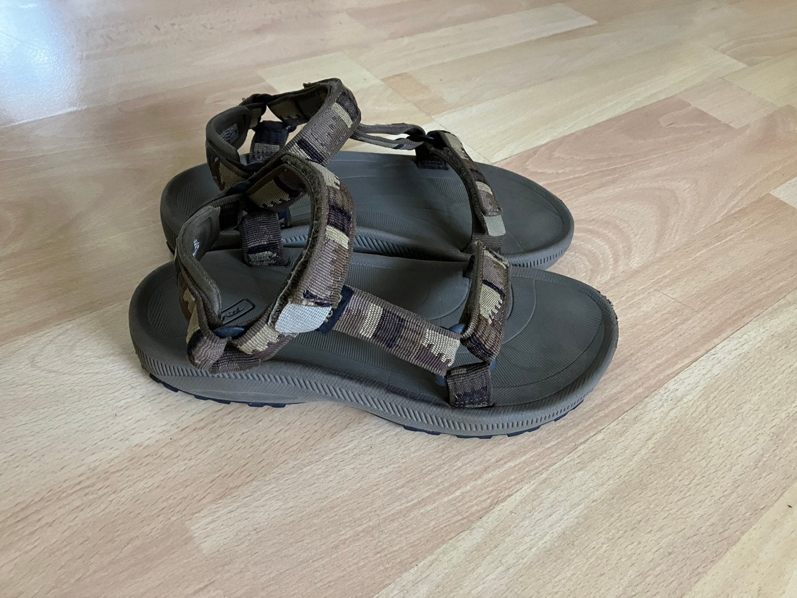 Teva jongens sandalen legergroen+bruine print 33/34 izgs, Kinderen en Baby's, Gebruikt, Schoenen, Ophalen of Verzenden, Jongen