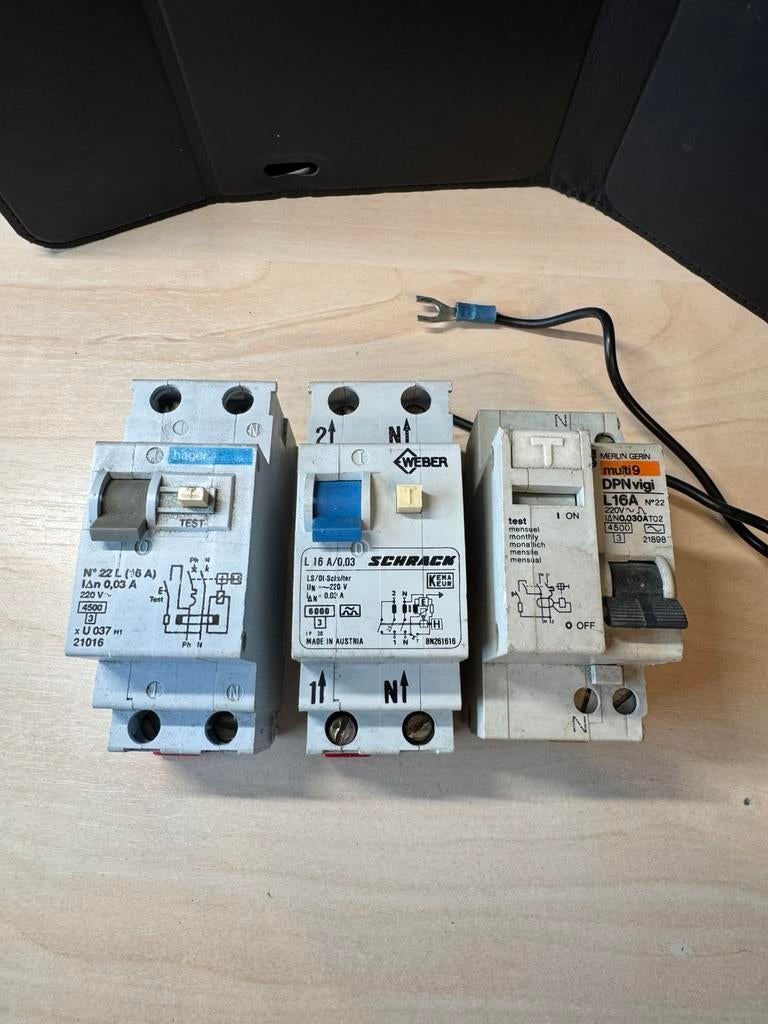 3x Aardlekautomaat 16A 30mA Hager Schrack Merlin Gerin (1.1), Ophalen of Verzenden, Gebruikt