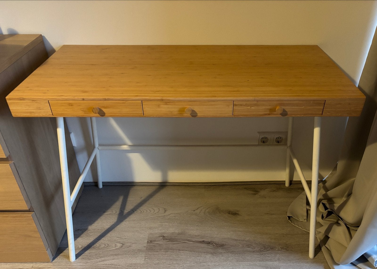 Ikea Lillasen Stijlvol bamboe bureau met lades, Ophalen, Bruin, Zo goed als nieuw, Computerbureau