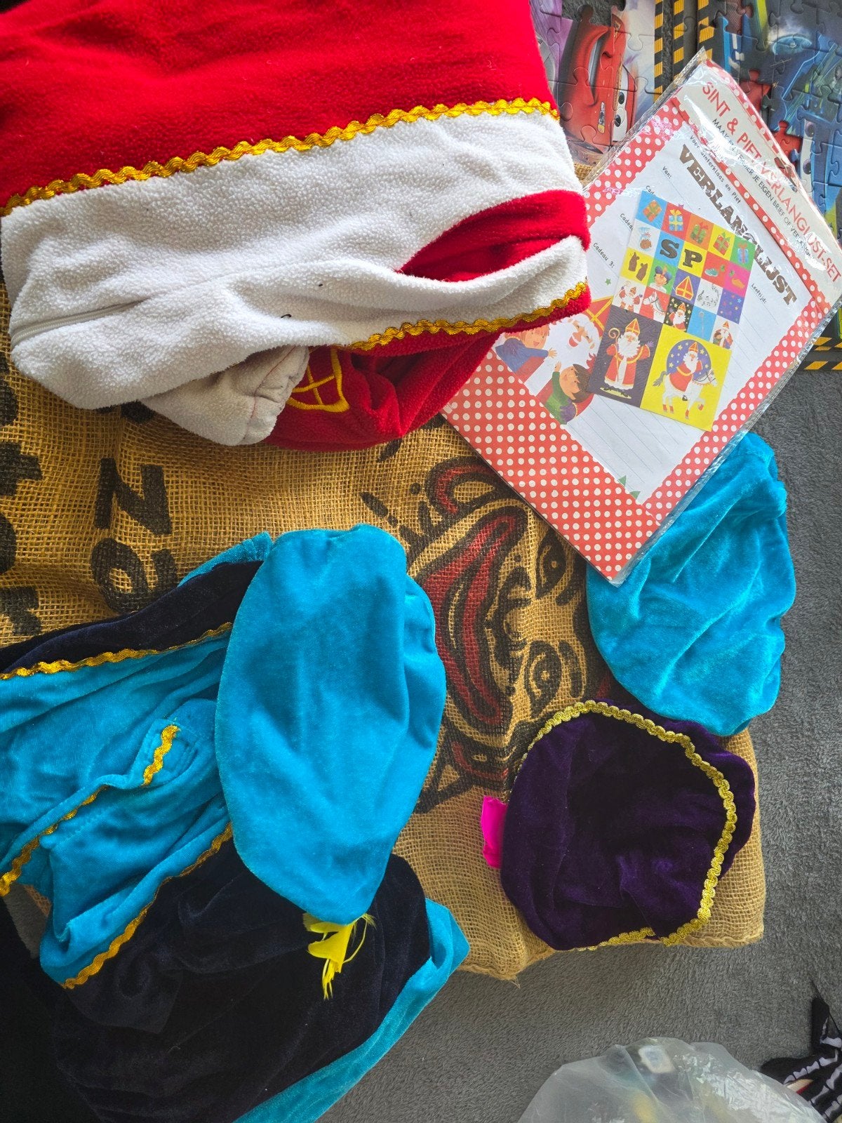 Sinterklaas en Piet kostuums met verlanglijst set, Ophalen of Verzenden