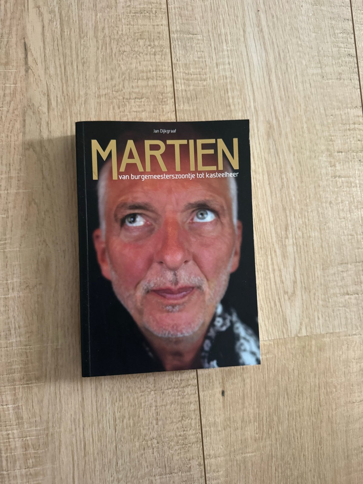 Martien: van burgemeesterszoontje tot kasteelheer, Boeken, Ophalen of Verzenden, Zo goed als nieuw, Film, Tv en Media