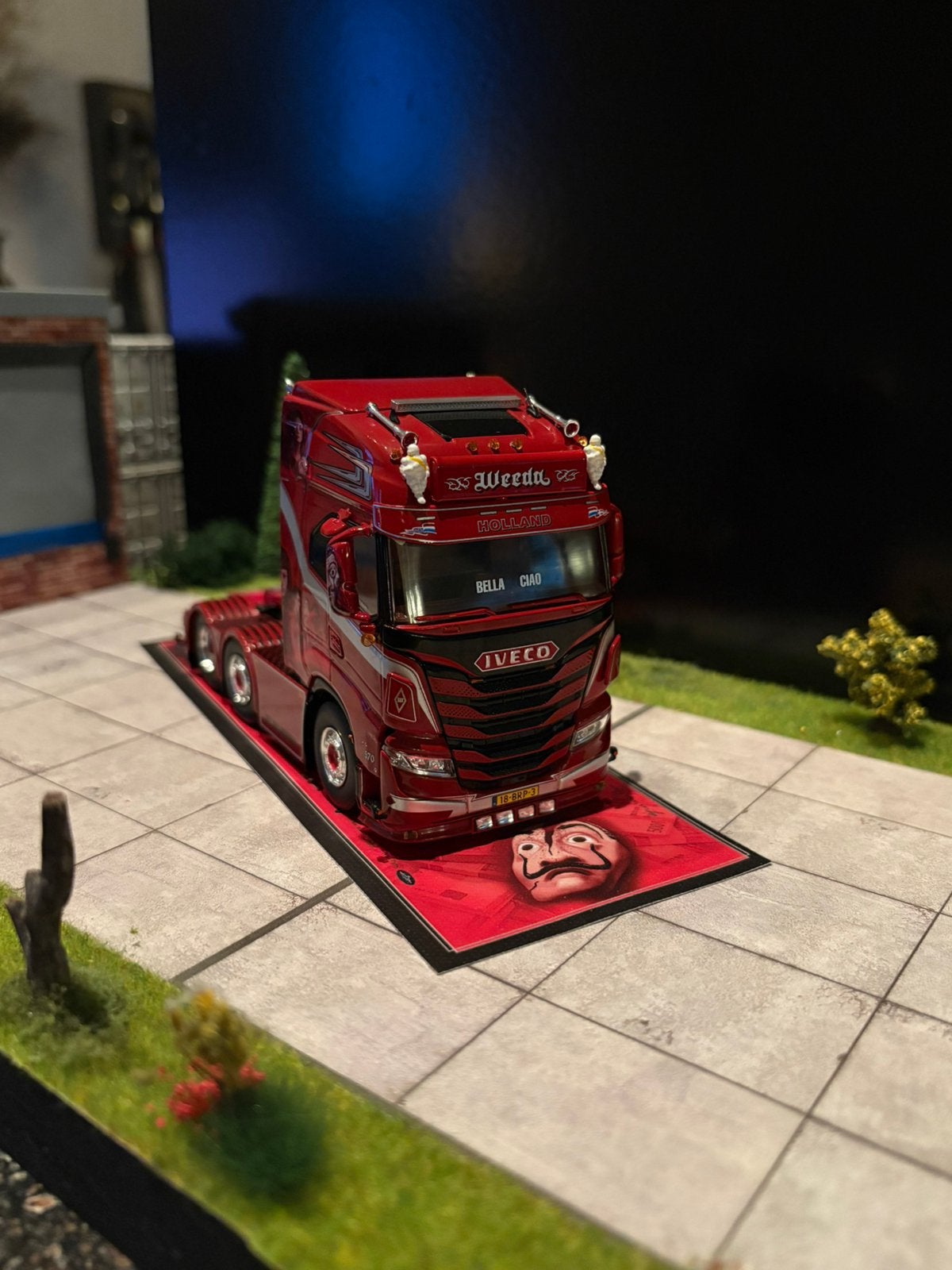 Weeda iveco la casa del papel first edition, Hobby en Vrije tijd, Modelauto's | 1:50, Ophalen of Verzenden, Zo goed als nieuw