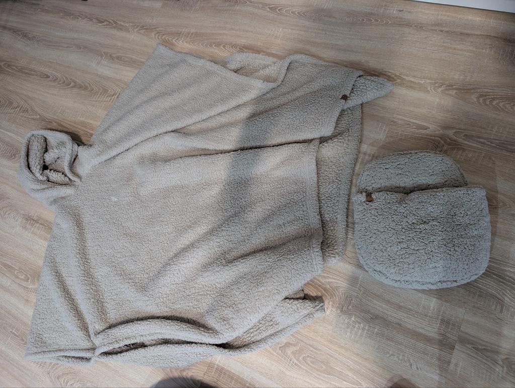 Comfortabele fleece deken met capuchon en voetenverwarmer, Onbekend, Ophalen of Verzenden, Zo goed als nieuw