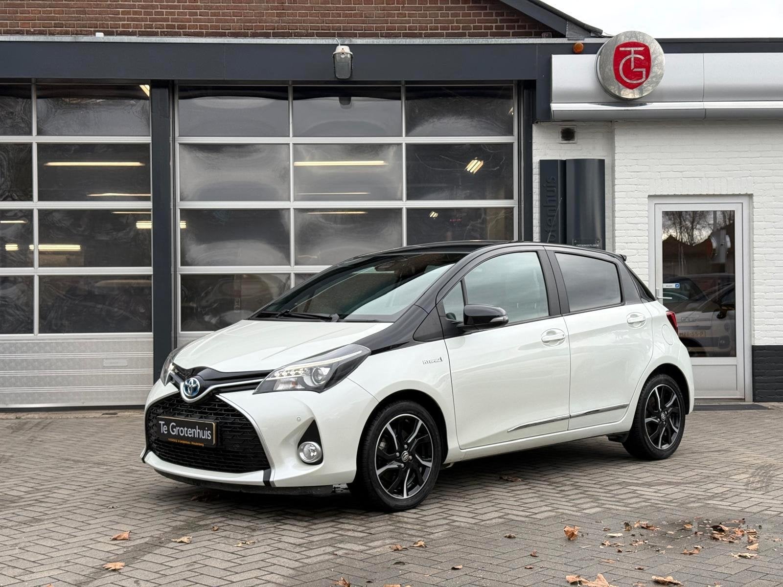 Toyota Yaris 1.5 Hybrid Dynamic Bi-Tone (bj 2016, automaat), Auto's, Gebruikt, Zwart, 4 cilinders, 1070 kg