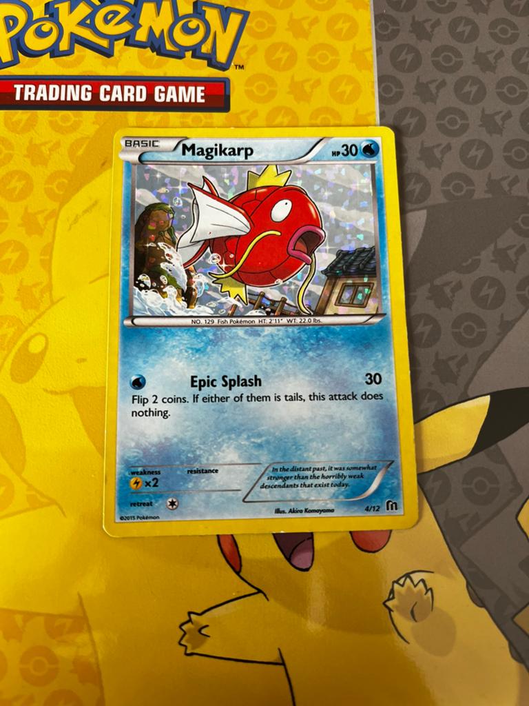 Magikarp 4/12, Hobby en Vrije tijd, Verzamelkaartspellen | Pokémon, Ophalen of Verzenden, Nieuw, Meerdere kaarten, Foil
