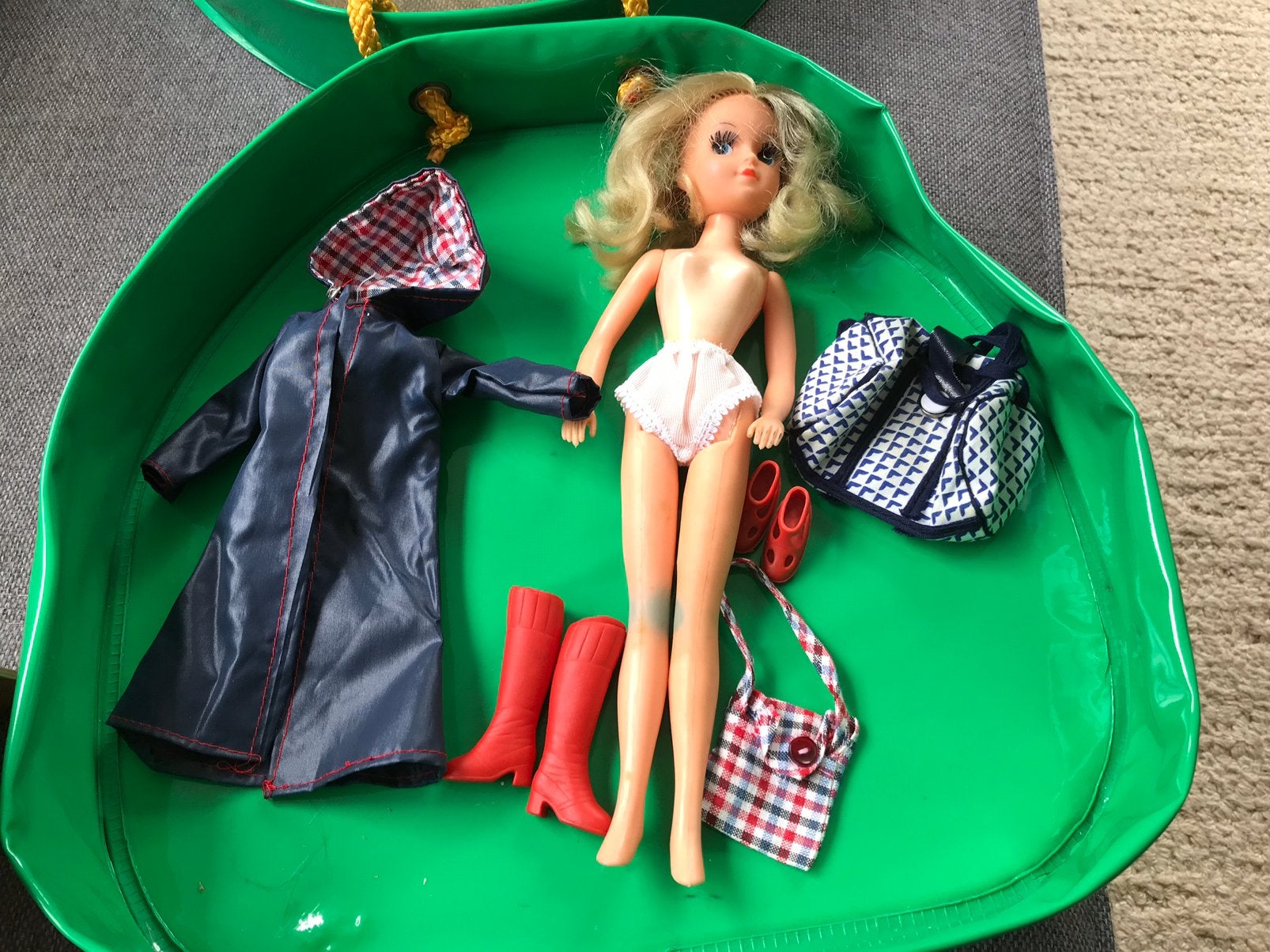 Vintage barbiepop fleur travelcase, Ophalen of Verzenden, Zo goed als nieuw, Kleertjes