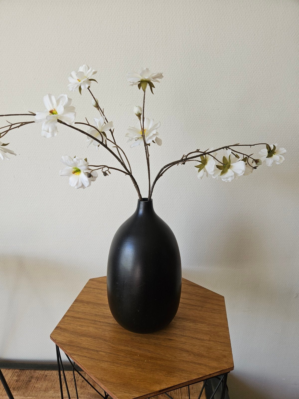 Mooie houten vaas Gunther Lambert met bloemen 30 cm, Zwart, Ophalen of Verzenden, Zo goed als nieuw, Geschikt voor droogbloemen