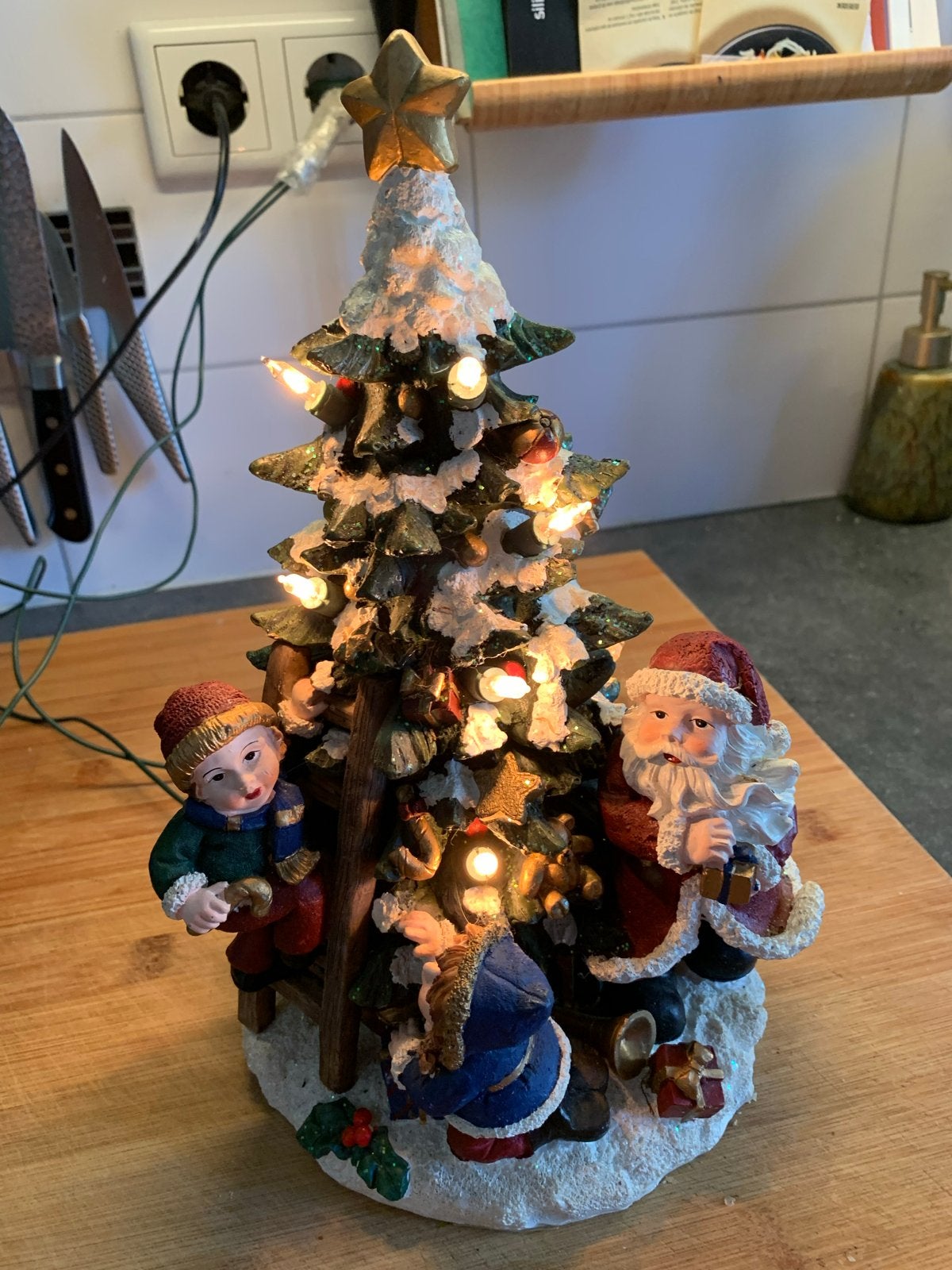 verlicht kerstboom-tafereel van keramiek 30cm hoog, Ophalen of Verzenden, Zo goed als nieuw