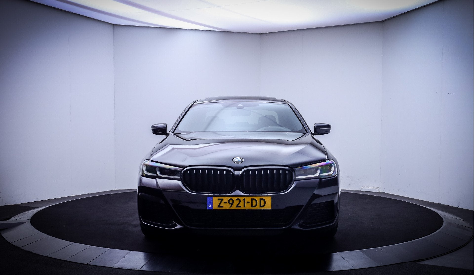 BMW 5 Serie 530e M-SPORT High Executive SCHUIFDAK | HARMAN K, Auto's, Gebruikt, 4 cilinders, Alcantara, Zwart