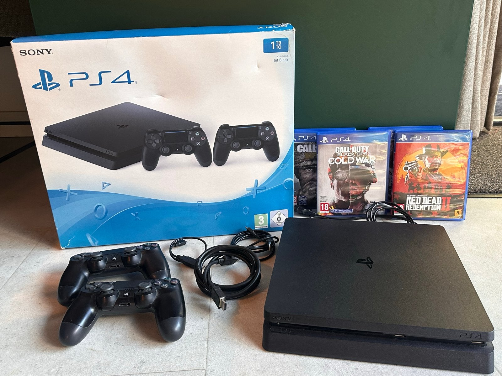 PlayStation 4 Slim 1TB +2 controllers en 4games (evt+scherm), Met games, Met 2 controllers, Ophalen of Verzenden, Zo goed als nieuw