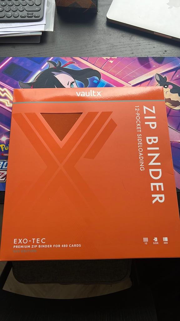 Vault X ZIP BINDER SV3, Hobby en Vrije tijd, Verzamelkaartspellen | Magic the Gathering, Ophalen of Verzenden, Nieuw