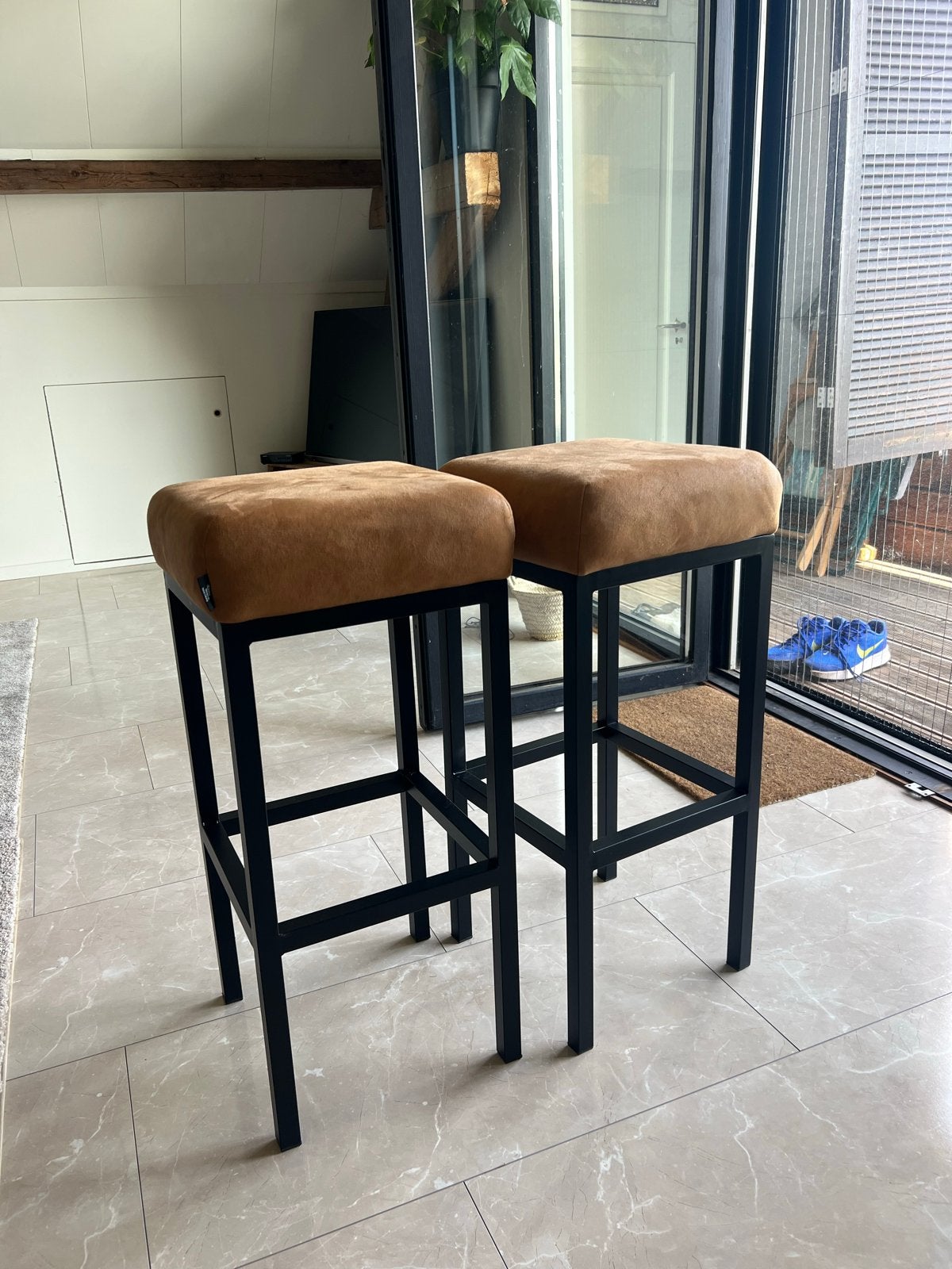 Twee bruine barkrukken van Dani Living, Ophalen, Met voetsteun, Nieuw, 90 cm of meer