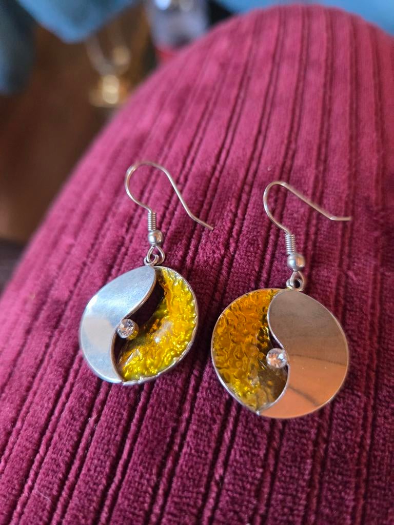 Oorbellen met geel emaille en strass steentje, Ophalen of Verzenden, Nieuw, Overige materialen, Hangers