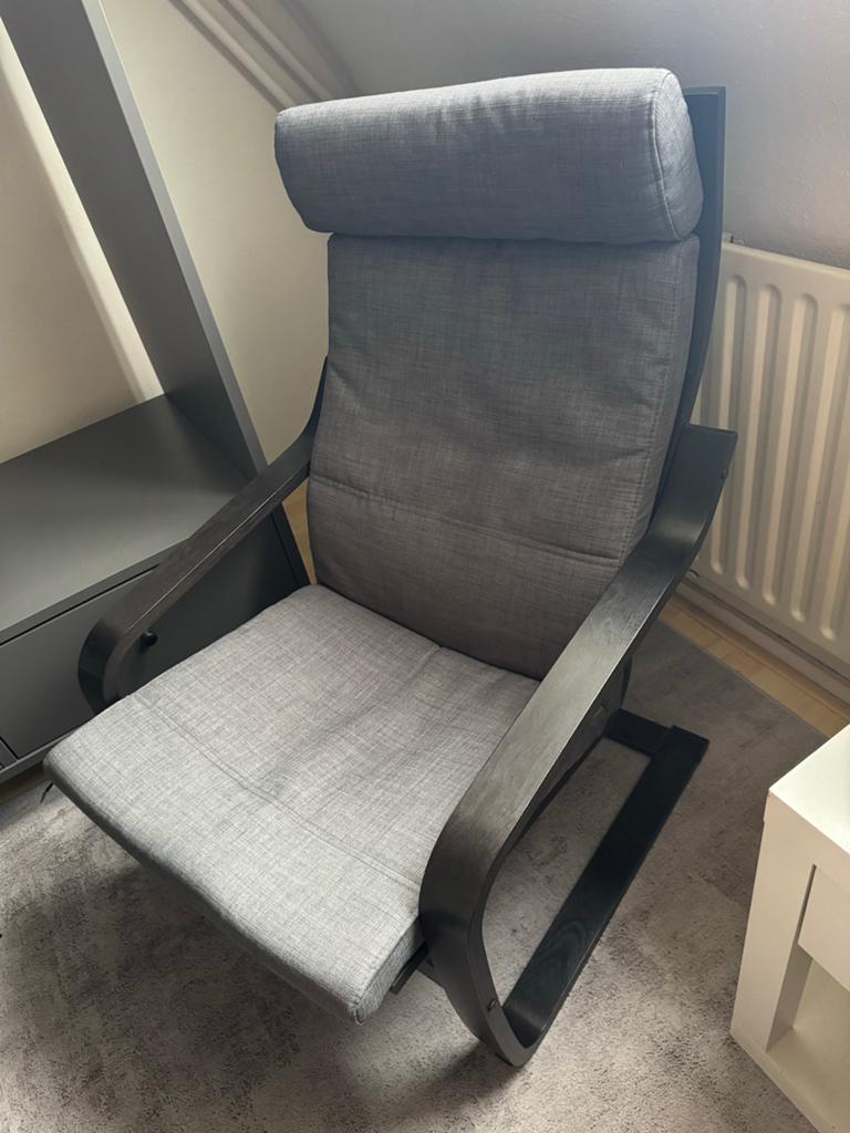 Comfortabele grijze luie stoel met houten frame, Gebruikt, Ophalen of Verzenden, Hout, Eén