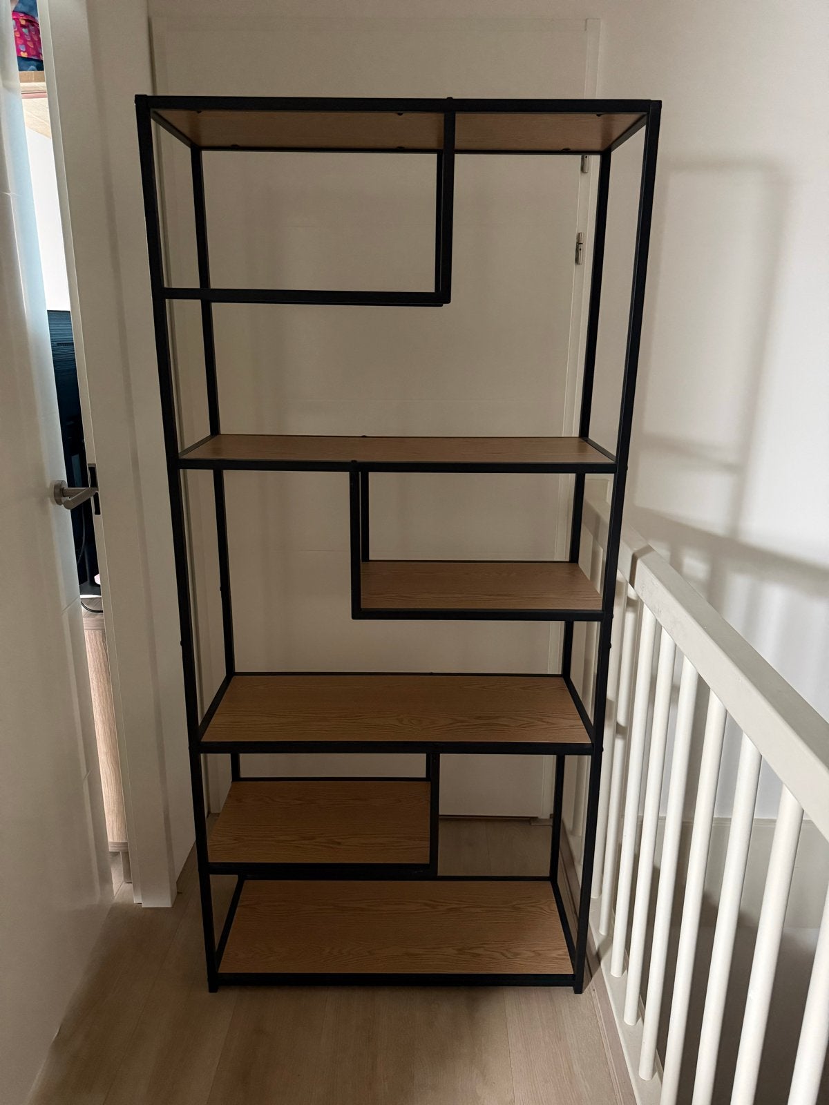 Kast met zwart frame en planken, Met plank(en), Zo goed als nieuw, 150 tot 200 cm, 25 tot 50 cm