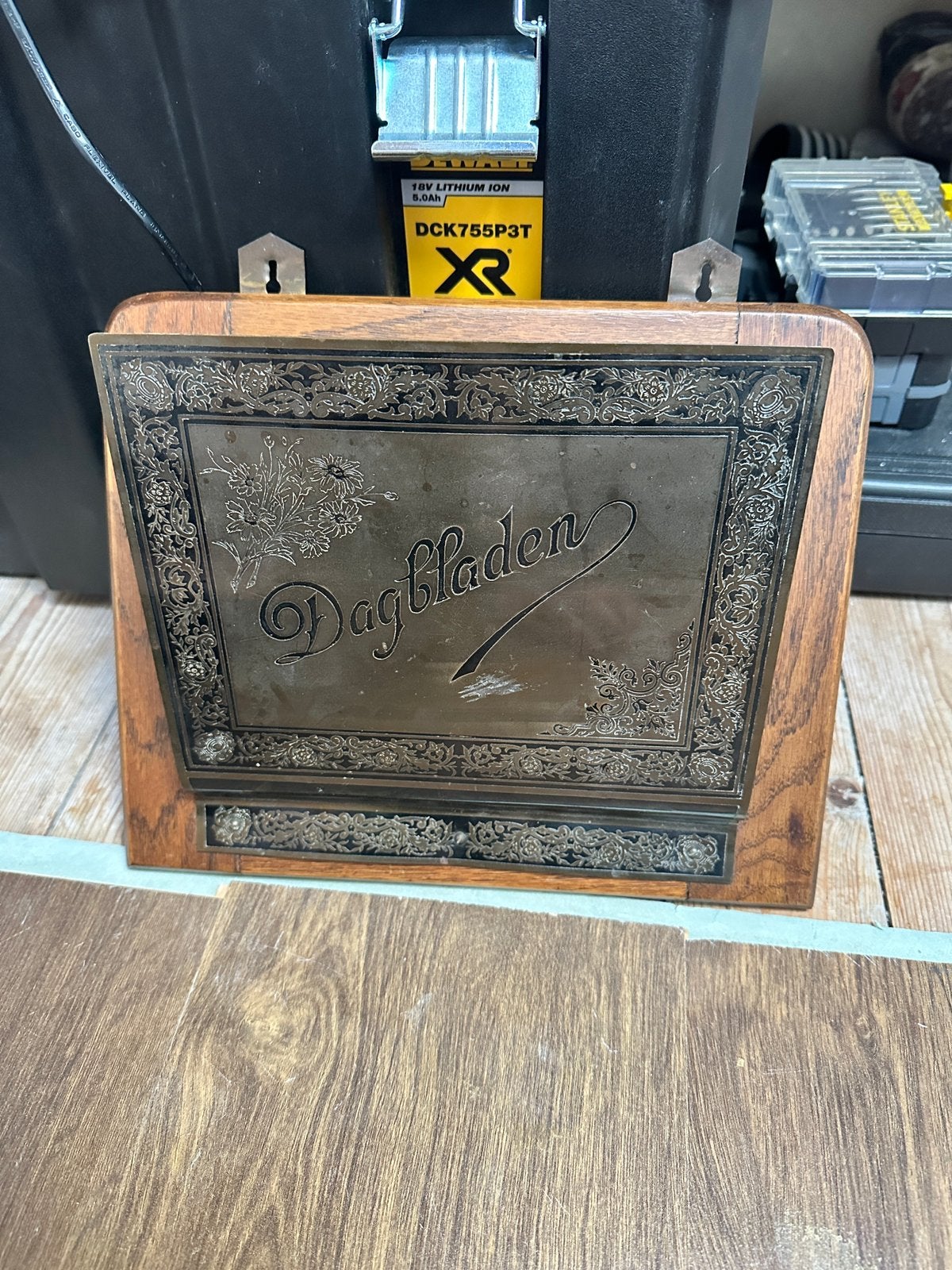 Vintage Houten Krantenbak / Wandhouder (Koper/Messing), Gebruikt, Wandmontage, Tijdschriftenrek, Hout