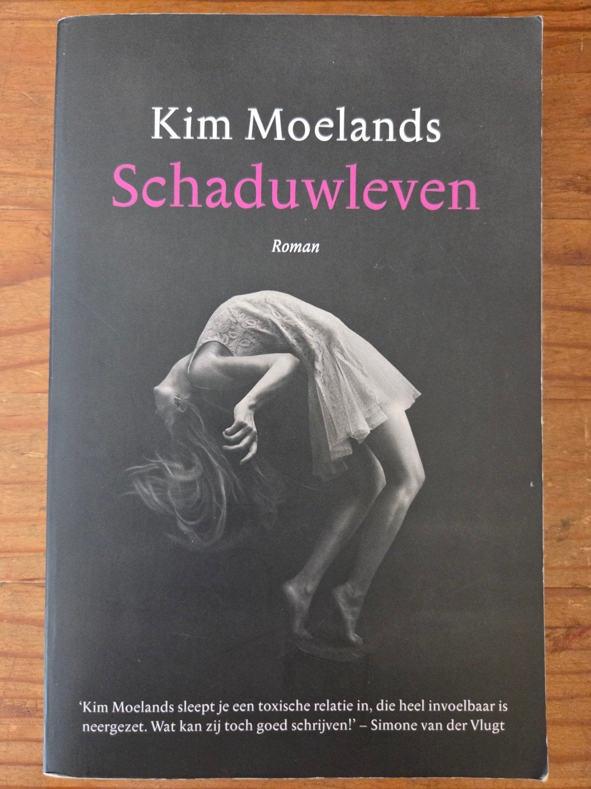 Kim Moelands schaduwleven roman, Boeken, Ophalen of Verzenden, Gelezen