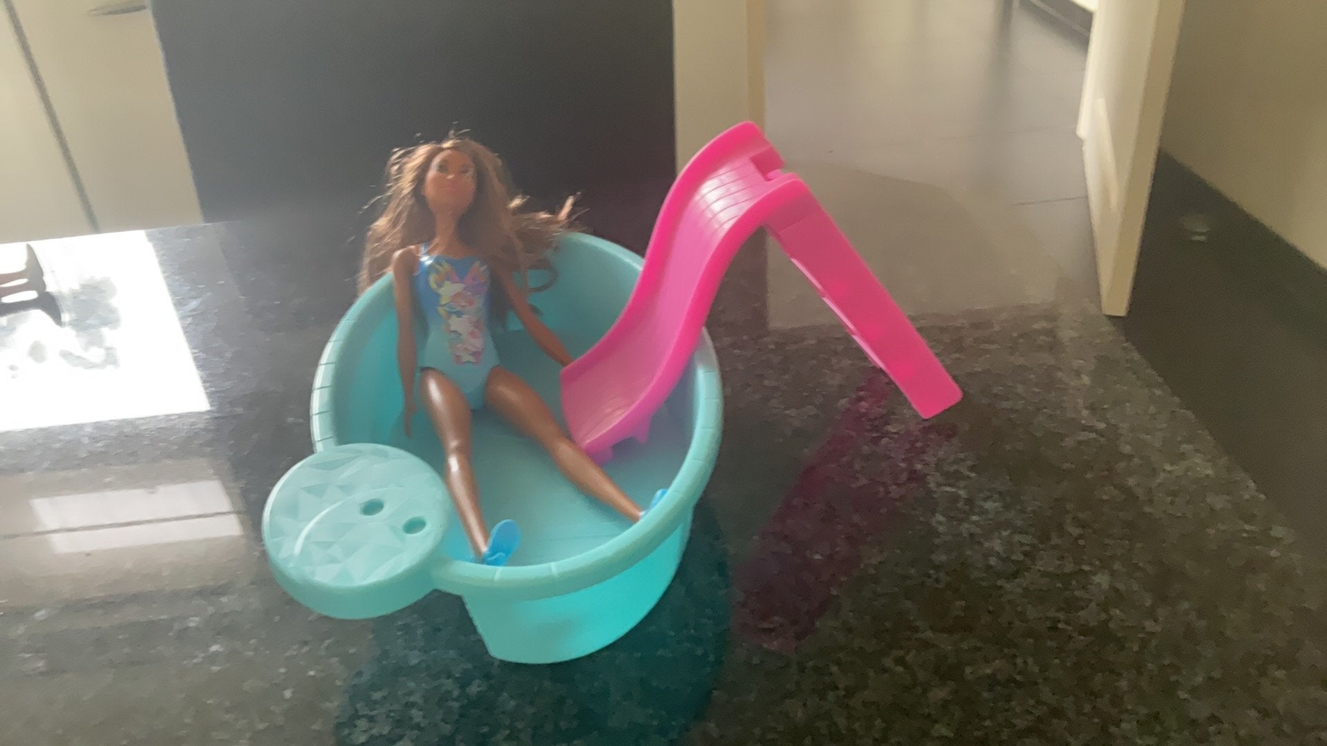 Barbie met zwembad en glijbaan, Kinderen en Baby's, Ophalen of Verzenden, Gebruikt, Barbie