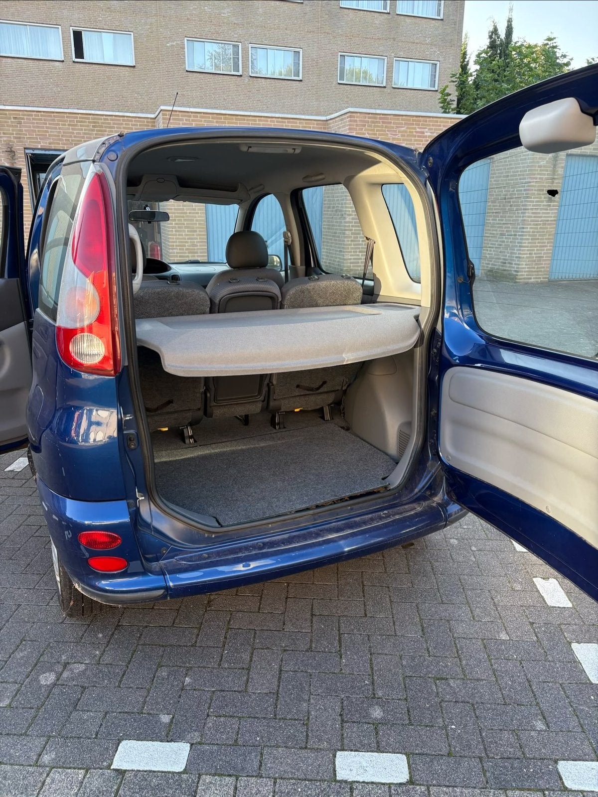 Foto 9 van Toyota Yaris Verso 1.3 16V Vvti 2001 Blauw, 98500km