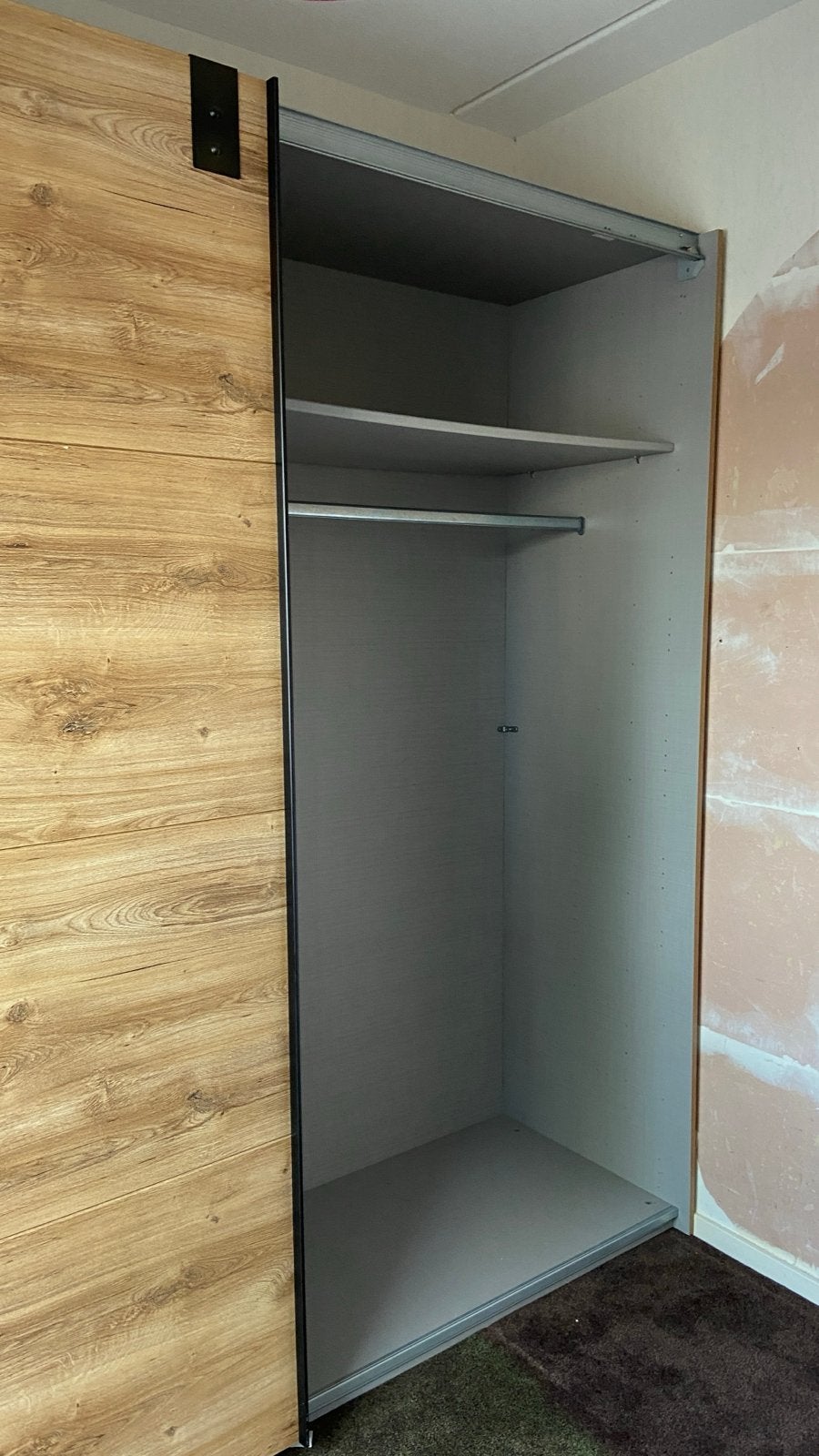 Kledingkast met schuifdeuren - Hout en Antraciet, Huis en Inrichting, Ophalen, Met plank(en), Gebruikt, 200 cm of meer