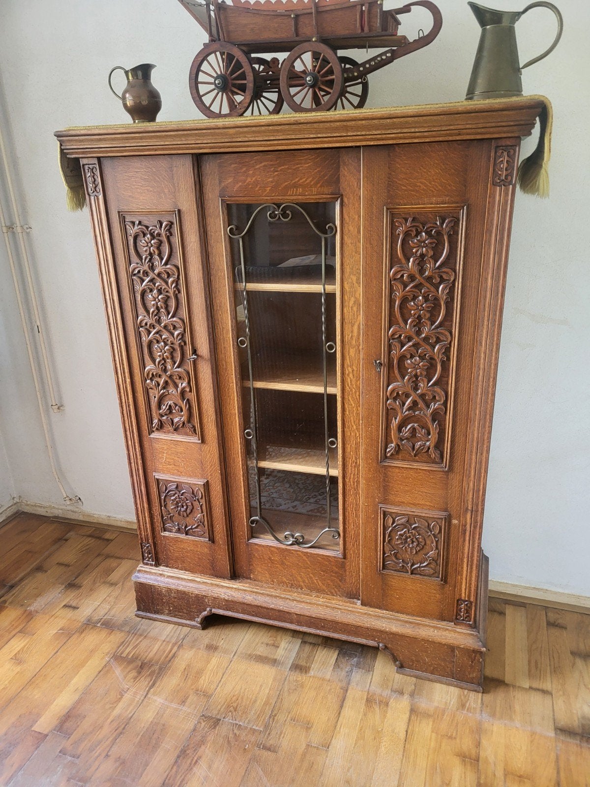 antieke kast met houtsnijwerk, Ophalen