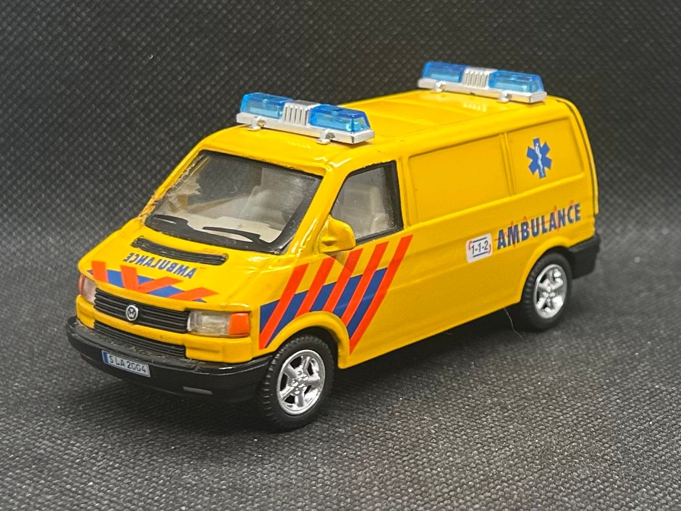 Hongwell Volkswagen Transporter T4 Ambulance 1:43, Verzenden, Zo goed als nieuw, Auto, Overige merken