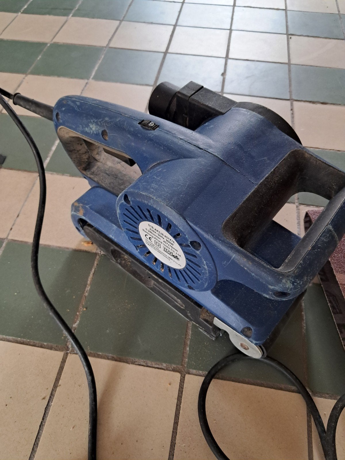 Krachtige bandschuurmachine met schuurbanden, Ophalen