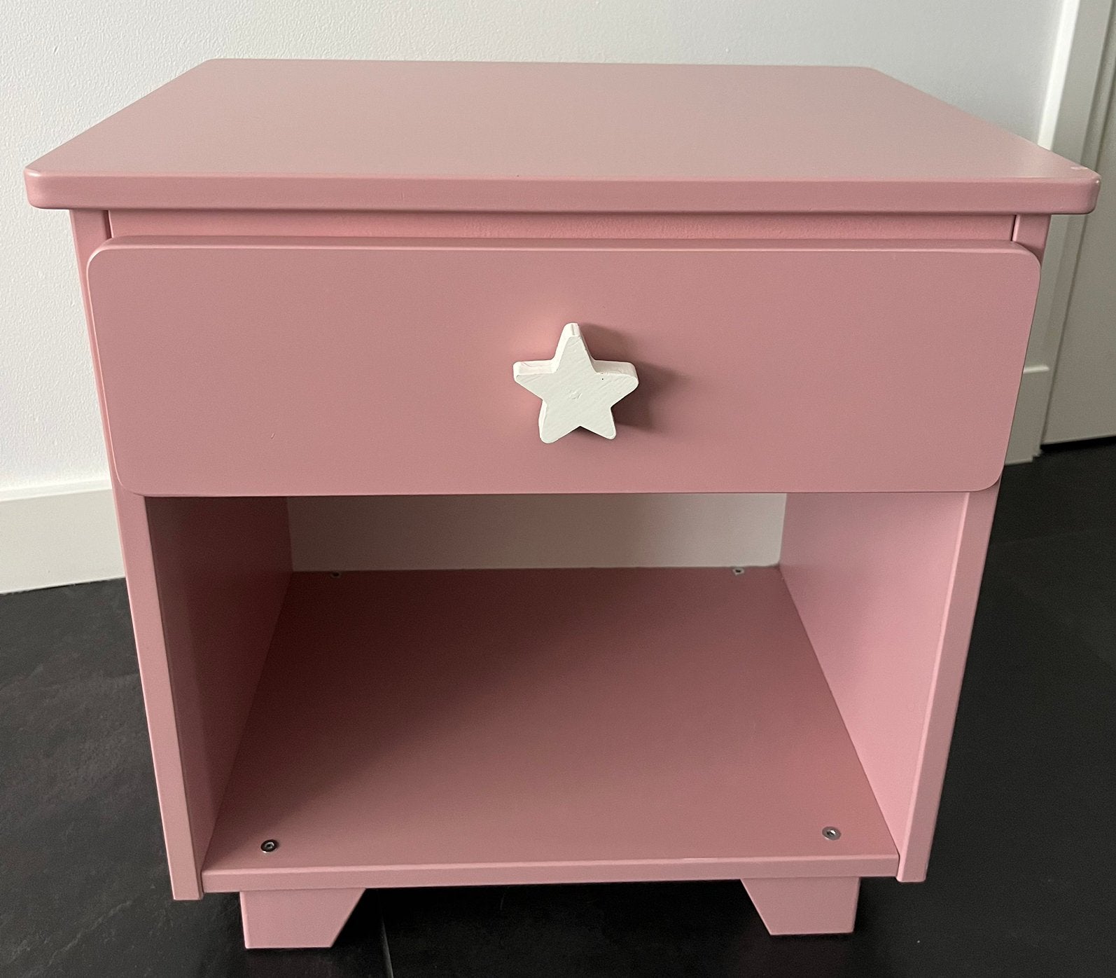 Roze nachtkastje met lade, Huis en Inrichting, Slaapkamer | Nachtkastjes, Ophalen, Minder dan 45 cm, Zo goed als nieuw, Minder dan 55 cm