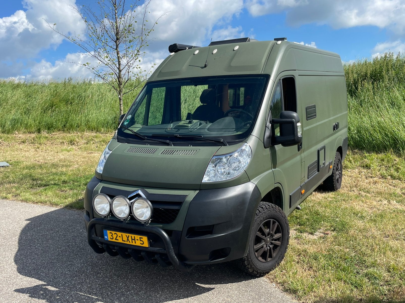 Stoere off grid L2H2 camper te koop., Koelkast, Buscamper of Camperbus, Ringverwarming, Gaslek-detector