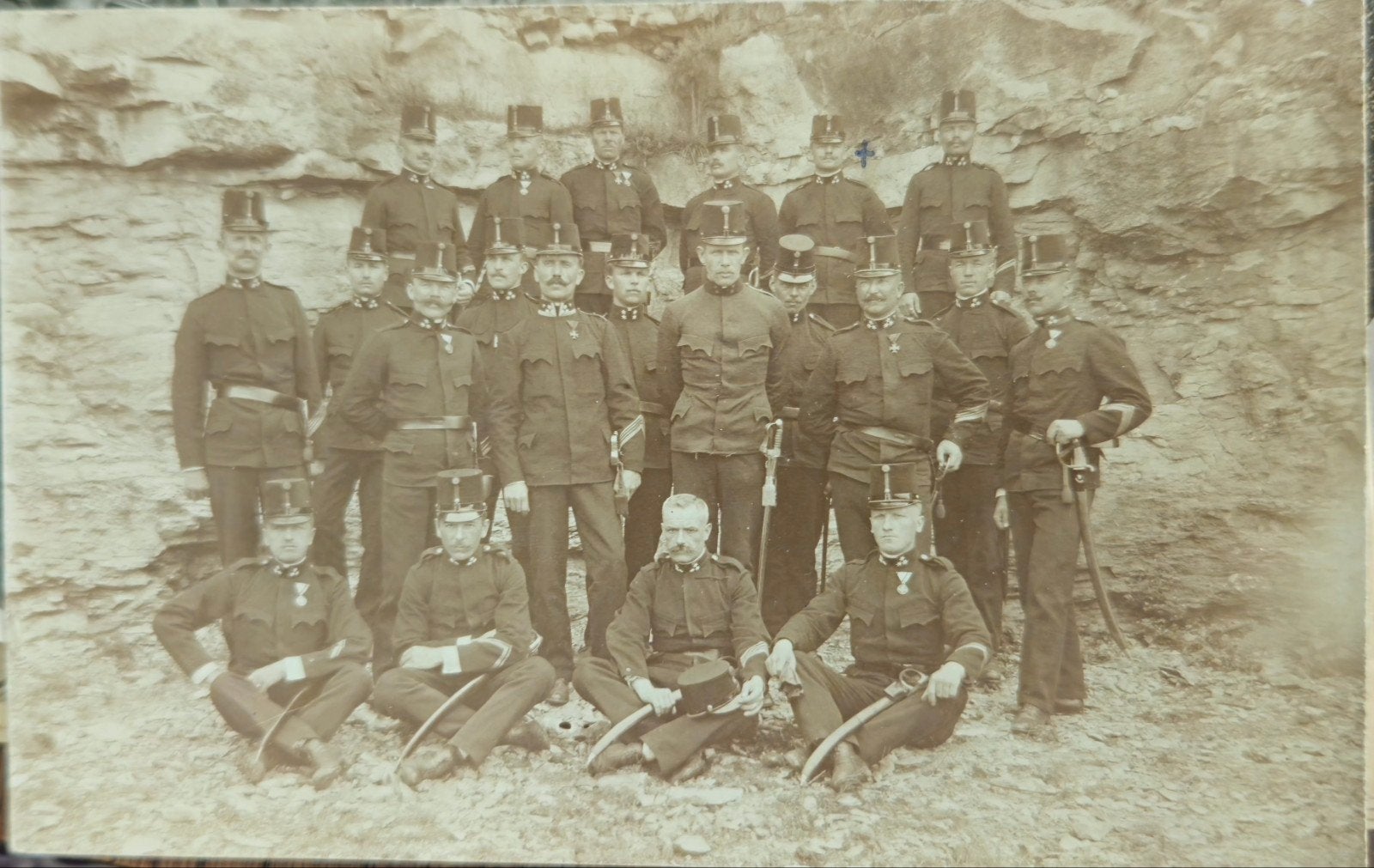 AK Historische foto: Groep militairen met sabels + medailles, Ophalen of Verzenden, Landmacht, Nederland, Overige typen