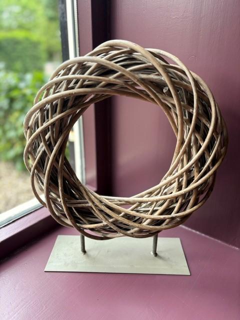 Decoratieve rotan krans op standaard, Ophalen, Gebruikt