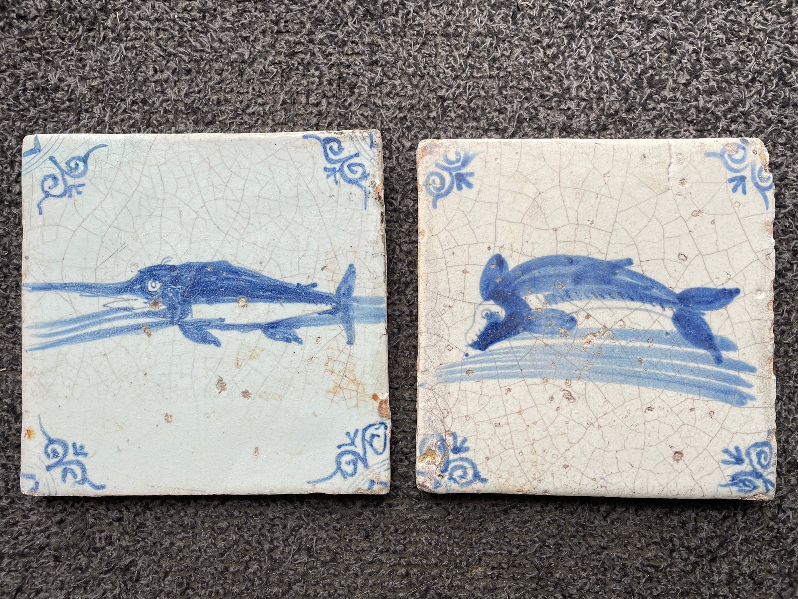 2 17e eeuwse tegels met vis, Antiek en Kunst, Ophalen of Verzenden