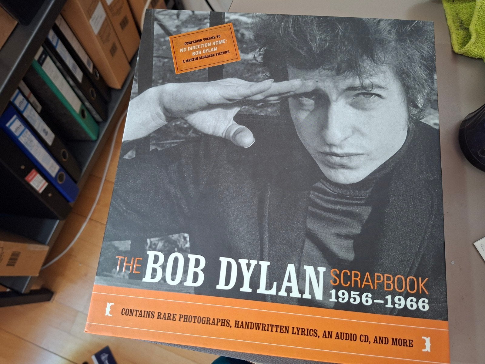 The Bob Dylan Scrapbook 1956-1966 met audio CD, Boeken, Ophalen of Verzenden, Zo goed als nieuw, Artiest, Bob Dylan