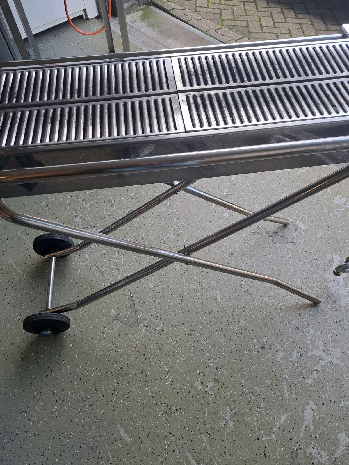 Hendi RVS Gasbarbecue met onderstel en wielen, Ophalen, Gebruikt, Hendi