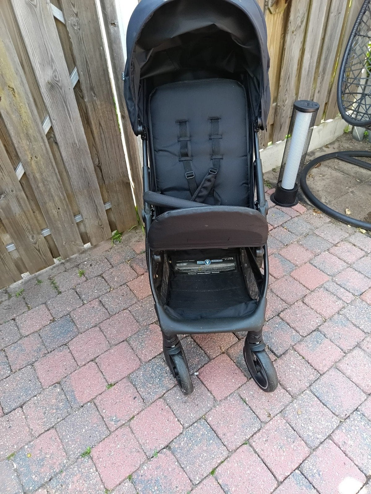 Zwarte kinderwagen met zonnekap en verstelbare rugleuning, Kinderen en Baby's, Buggy's, Gebruikt, Overige merken, Verstelbare rugleuning