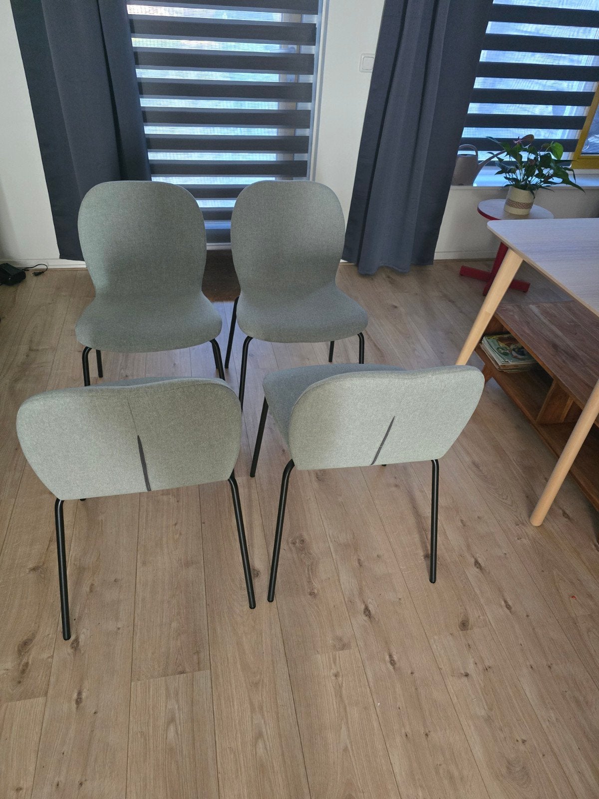 IKEA Karlpetter stoelen lichtgroen met zwart onderstel, Ophalen, Overige kleuren, Zo goed als nieuw, Stof